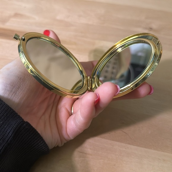 Brand new engraved compact mirror - Picture 4 of 4